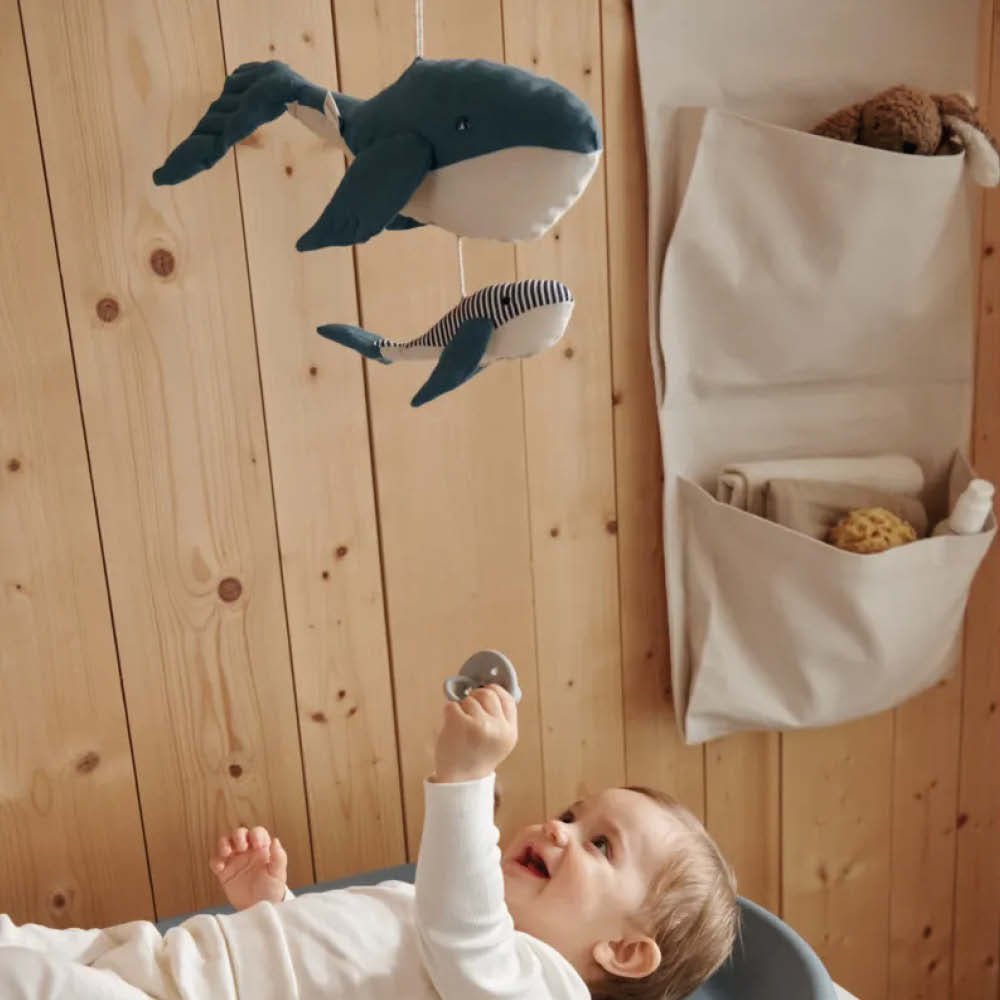 Mobile bébé Levy en bleu baleine