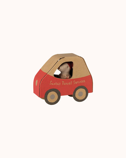 Kleine Schwester Weihnachtsmaus im Autokarton