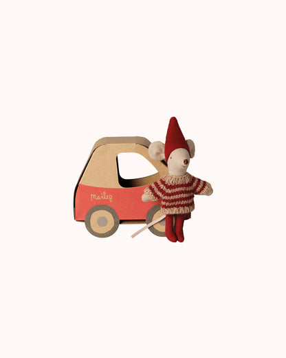 Kleine Schwester Weihnachtsmaus im Autokarton