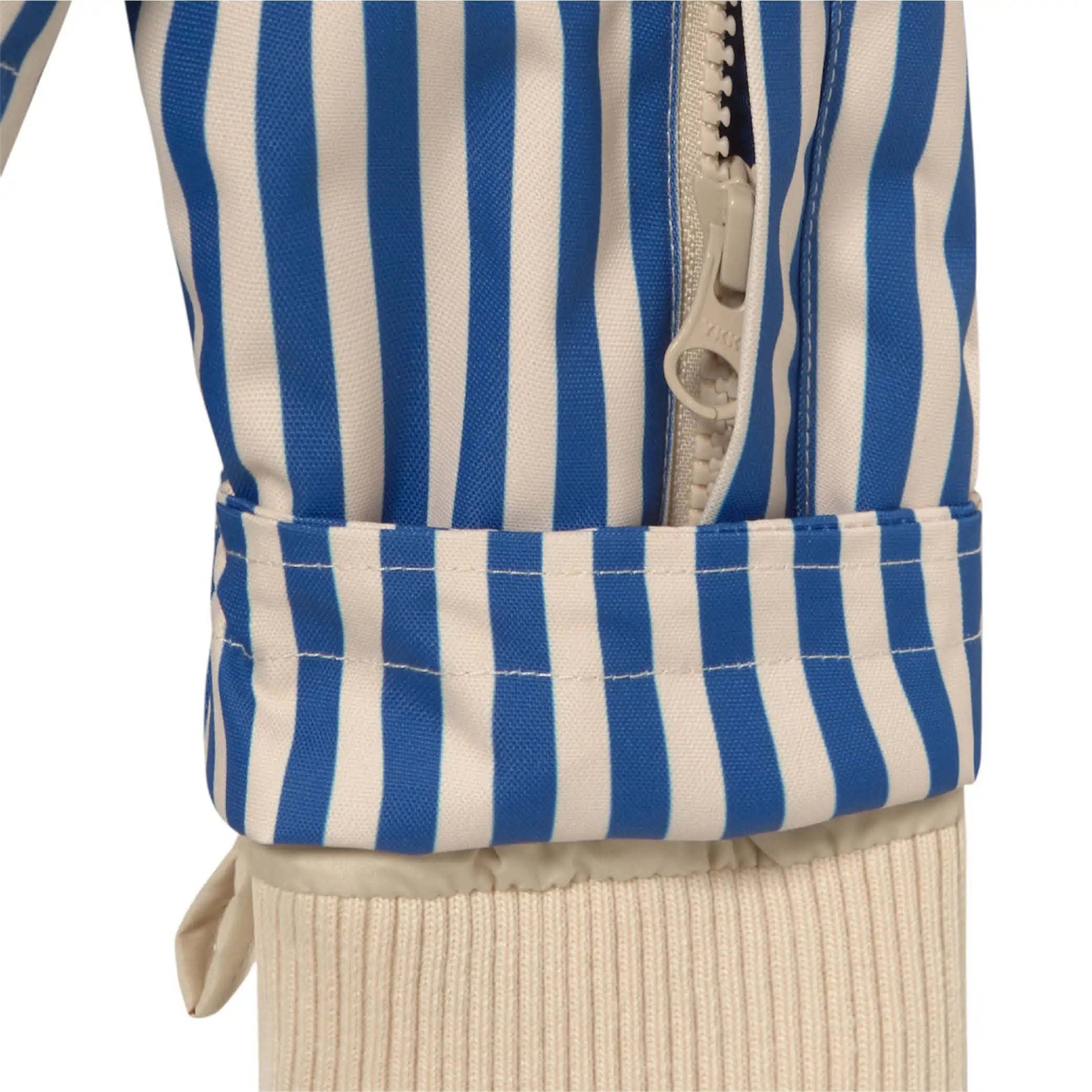 Schneejacke in blau gestreift