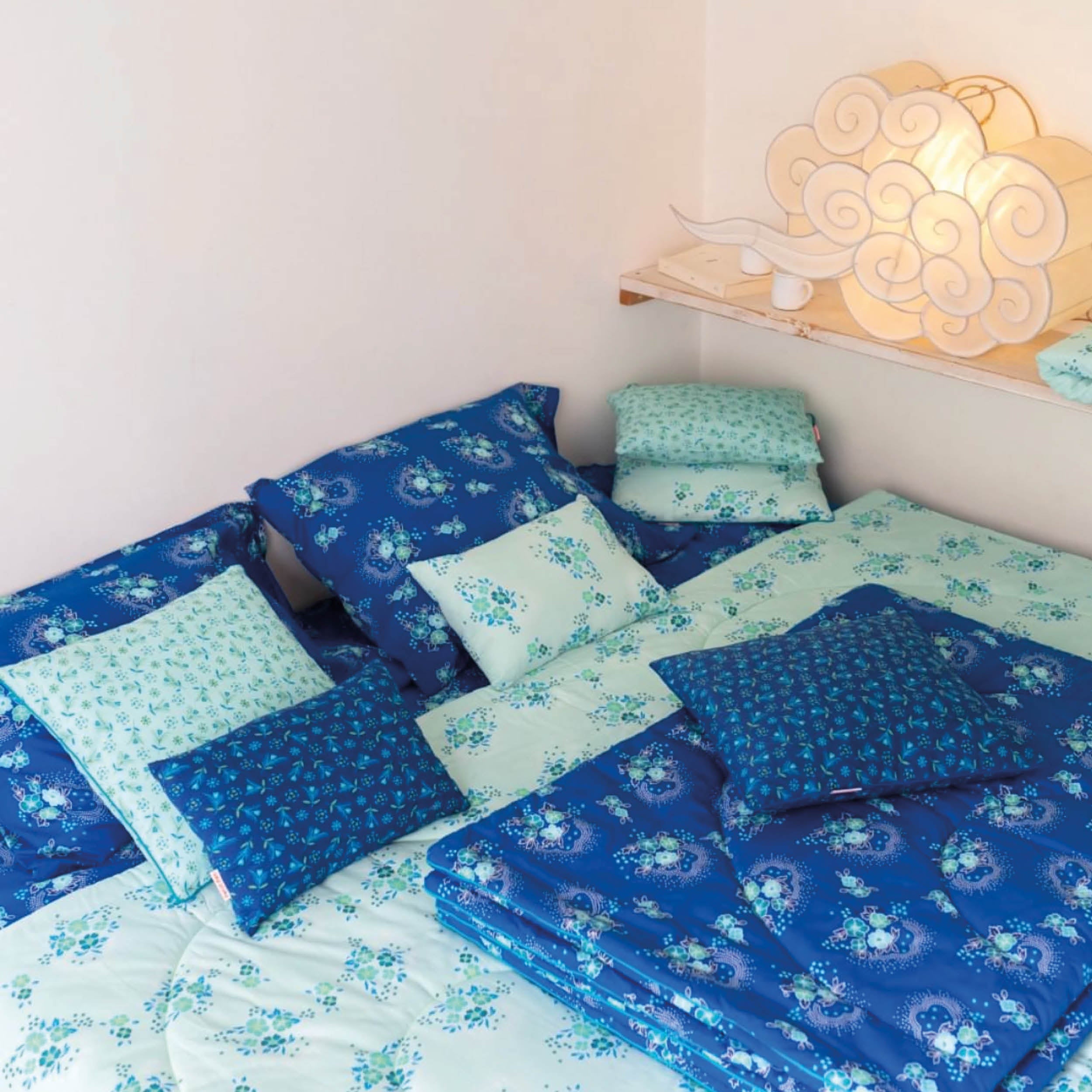 Decke in folksy bleu