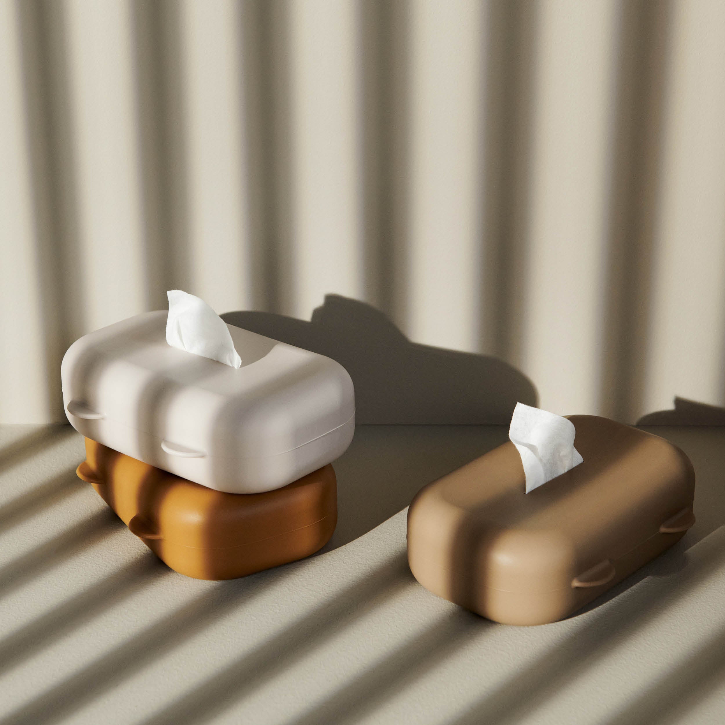 Wickeltisch - Babyzimmer - Feuchttuchbehälter - Behälter für Feuchttücher aus Silikon Emi in golden caramel von Liewood bei kinder und konsorten Babygeschäft