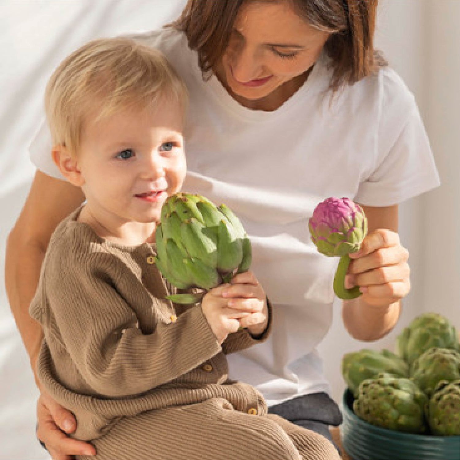 2in1 Baby Beißring und Rassel Artischocke aus Naturkautschuk und von Hand bemalt mit speiseechten Farben - gefüllt mit Kirschkernen - 100% natürlich von Oli and Carol bei kinder und konsorten Düsseldorf