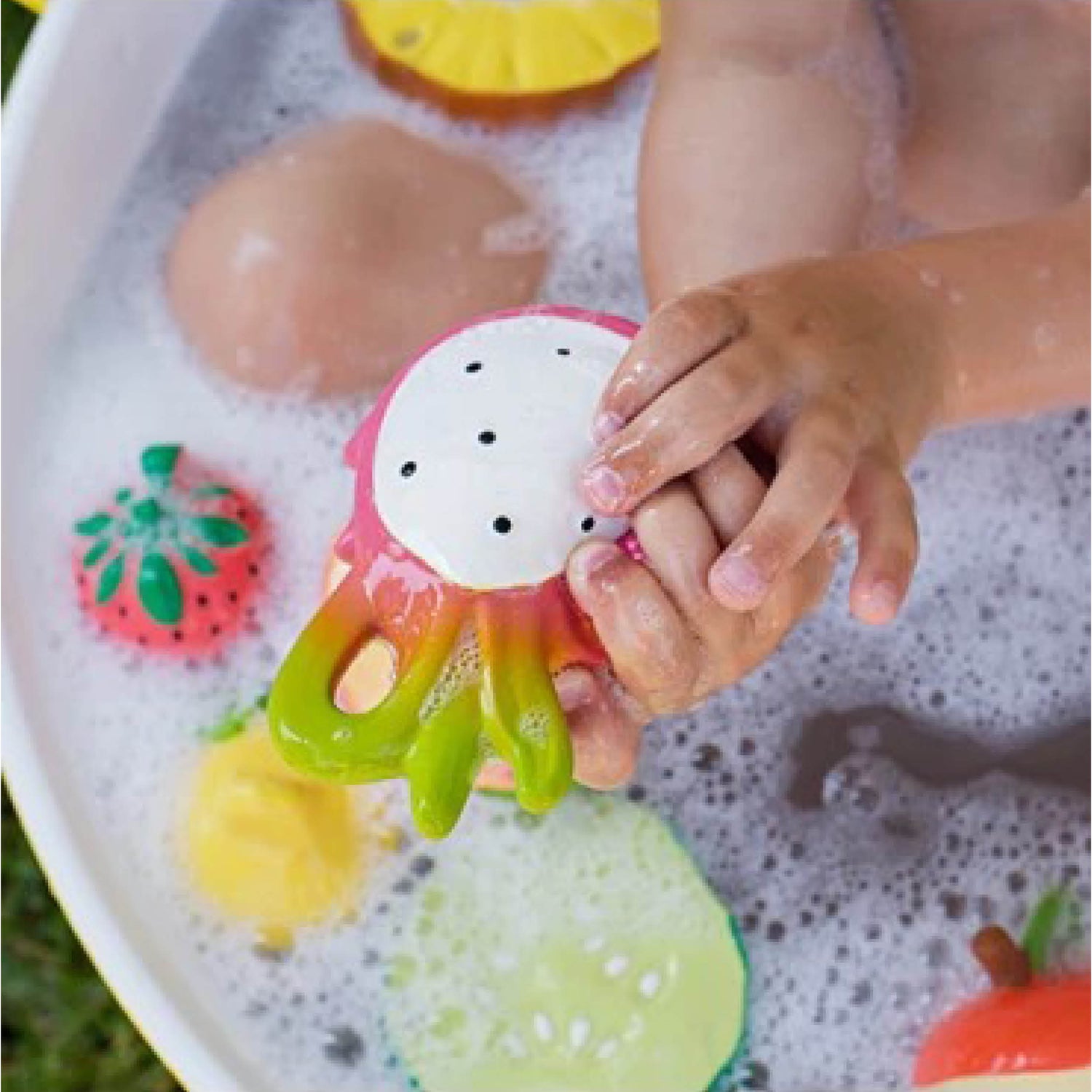 Baby Beißring Teether Fucsia die Drachenfrucht aus Naturkautschuk und von Hand bemalt mit speiseechten Farben - 100% natürlich von Oli und Carol bei kinder und konsorten Düsseldorf