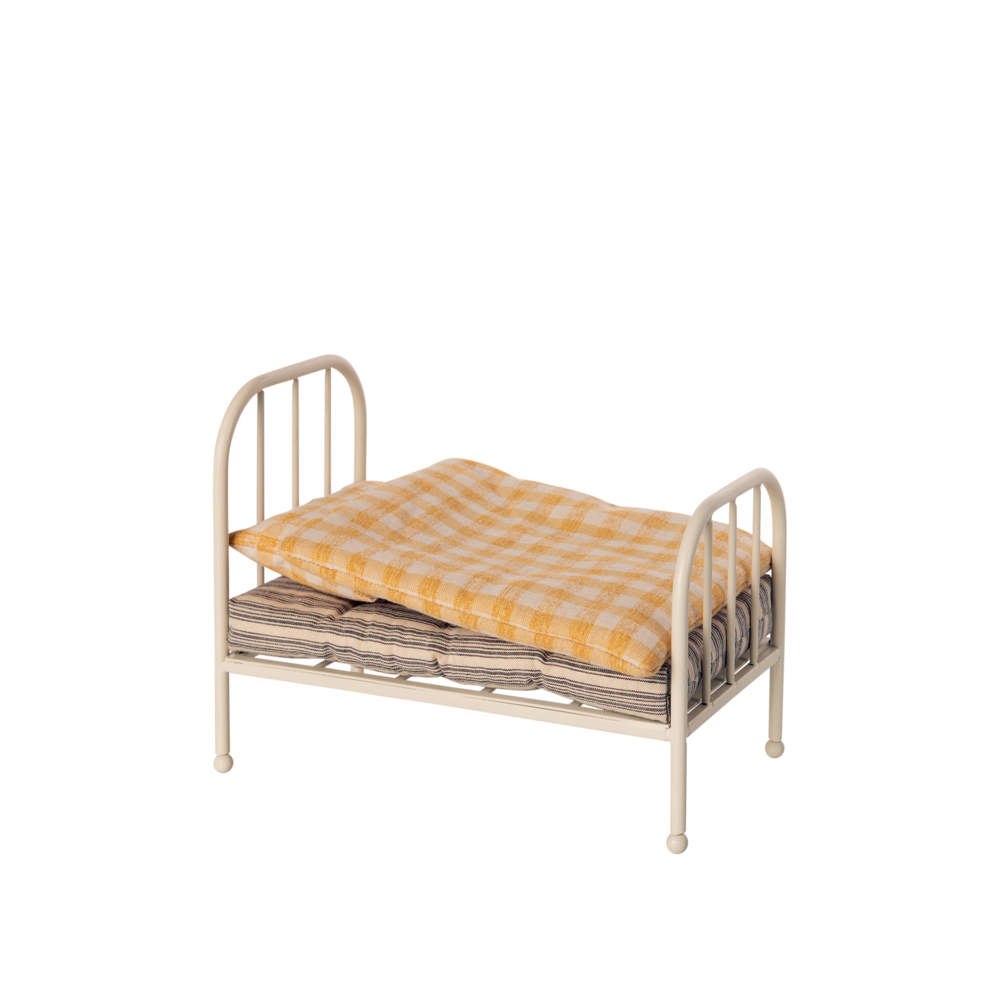 Bett in weiß mit gelber Bettwäsche für Teddy Junior aus Metall und Baumwolle bei kinder & konsorten auf der Lindemannstraße 1 in 40237 Düsseldorf erhältlich