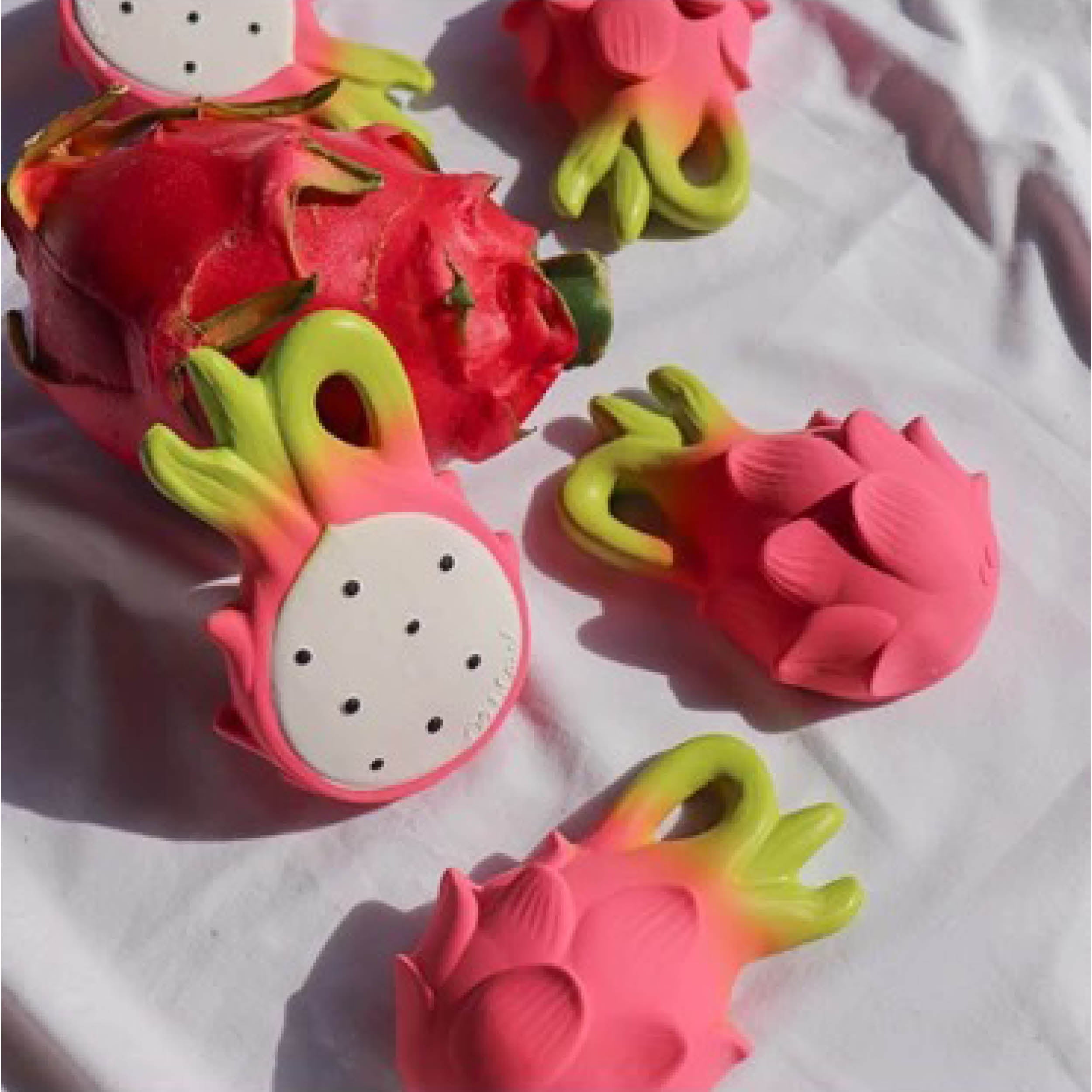 Baby Beißring Teether Fucsia die Drachenfrucht aus Naturkautschuk und von Hand bemalt mit speiseechten Farben - 100% natürlich von Oli und Carol bei kinder und konsorten Düsseldorf