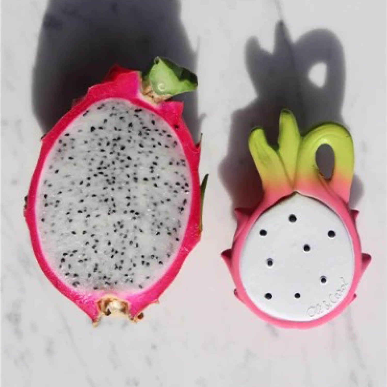 Baby Beißring Teether Fucsia die Drachenfrucht aus Naturkautschuk und von Hand bemalt mit speiseechten Farben - 100% natürlich von Oli und Carol bei kinder und konsorten Düsseldorf