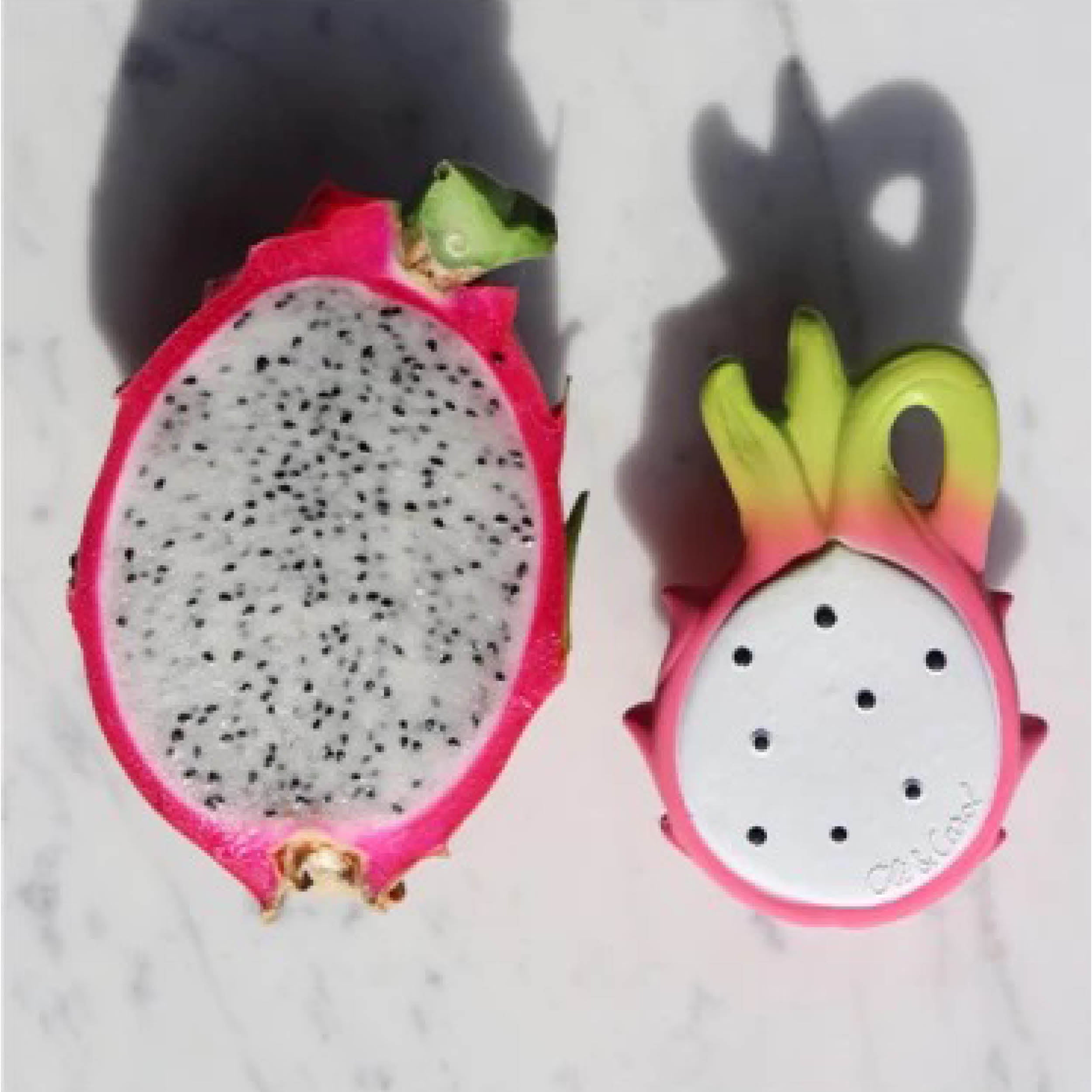 Baby Beißring Teether Fucsia die Drachenfrucht aus Naturkautschuk und von Hand bemalt mit speiseechten Farben - 100% natürlich von Oli und Carol bei kinder und konsorten Düsseldorf