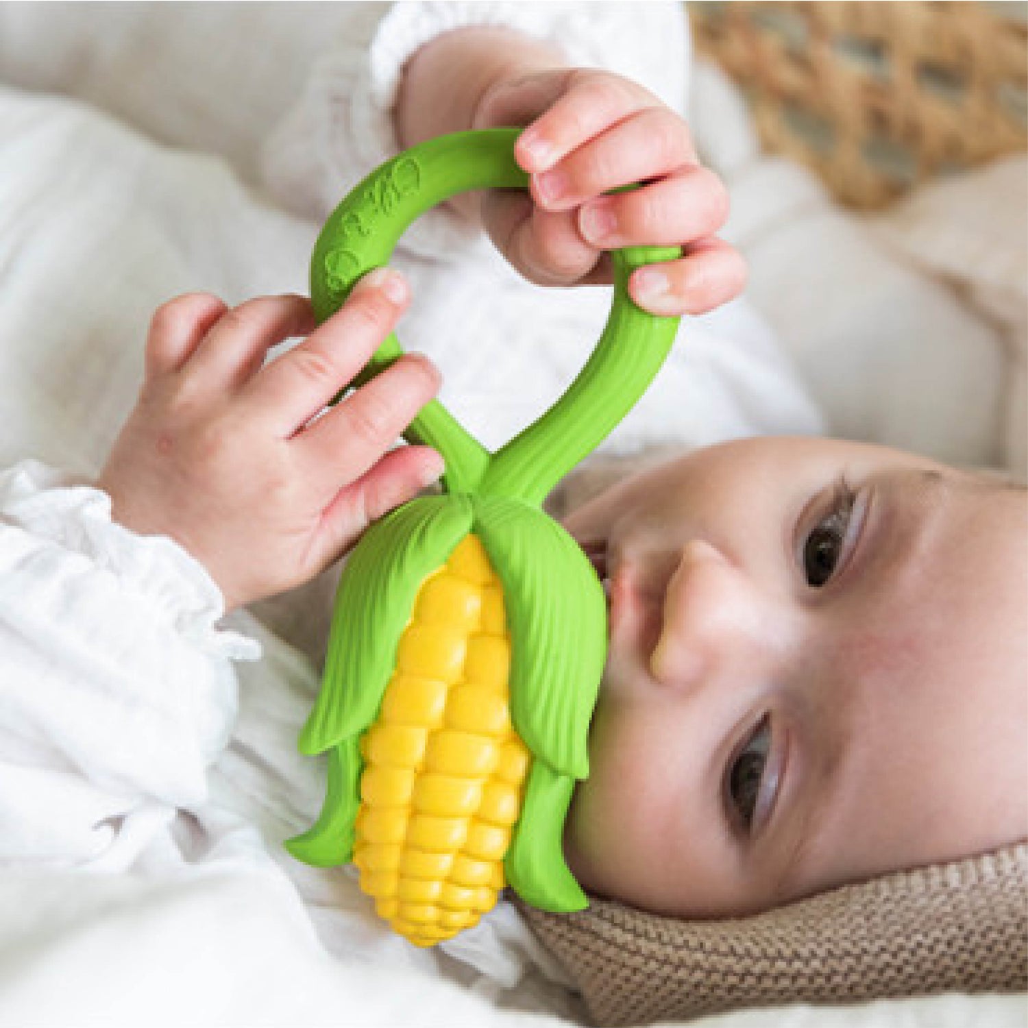 2in1 Baby Beißring und Rassel Mais aus Naturkautschuk und von Hand bemalt mit speiseechten Farben - gefüllt mit Kirschkernen - 100% natürlich von Oli and Carol bei kinder und konsorten Düsseldorf