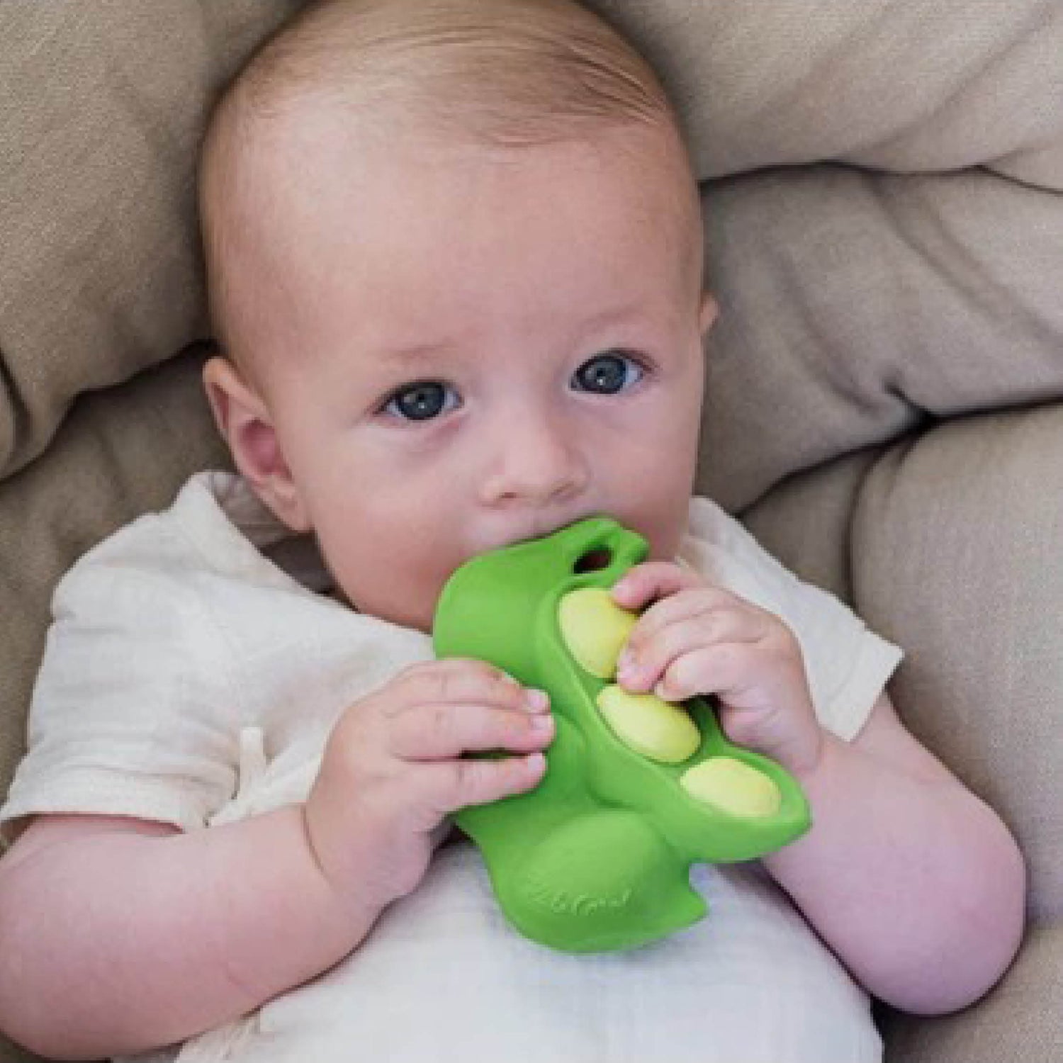 Baby Beißring Teether Keiko die Edamame aus Naturkautschuk und von Hand bemalt mit speiseechten Farben - 100% natürlich von Oli und Carol bei kinder und konsorten Düsseldorf