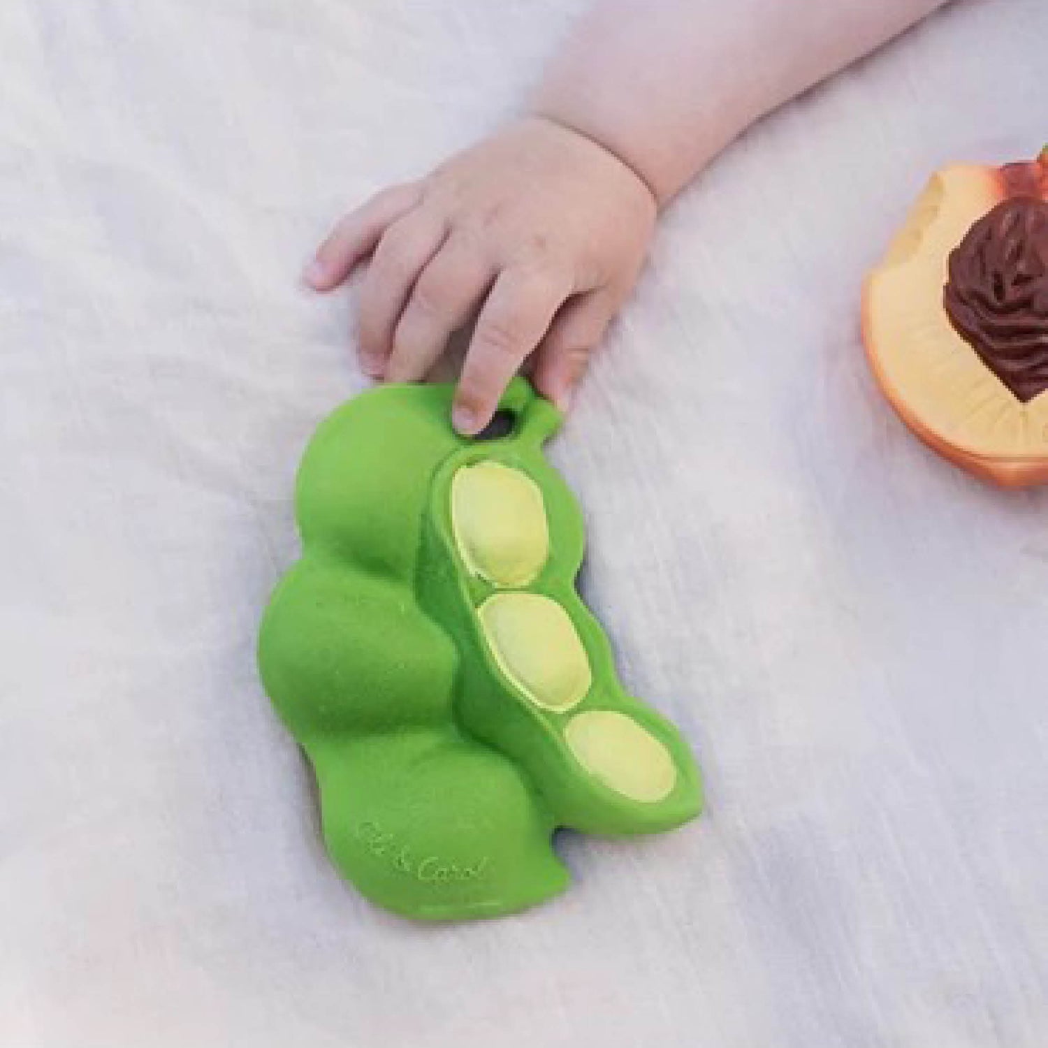 Baby Beißring Teether Keiko die Edamame aus Naturkautschuk und von Hand bemalt mit speiseechten Farben - 100% natürlich von Oli und Carol bei kinder und konsorten Düsseldorf