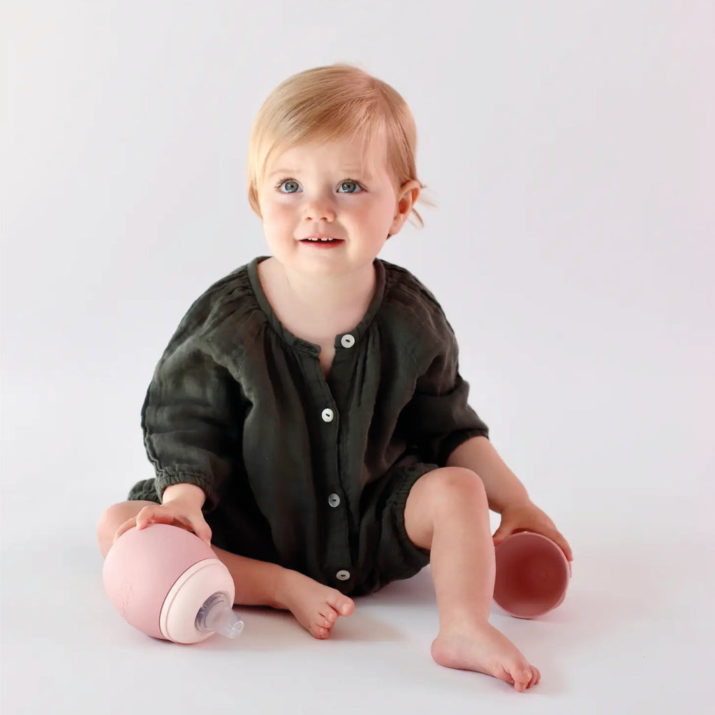 Baby und Kleinkind Toddler Bubble Lernflasche in blush und nude 240ml aus BPA frei medizinischem Silikon ohne Plastik von Elke bei kinder und konsorten düsseldorf