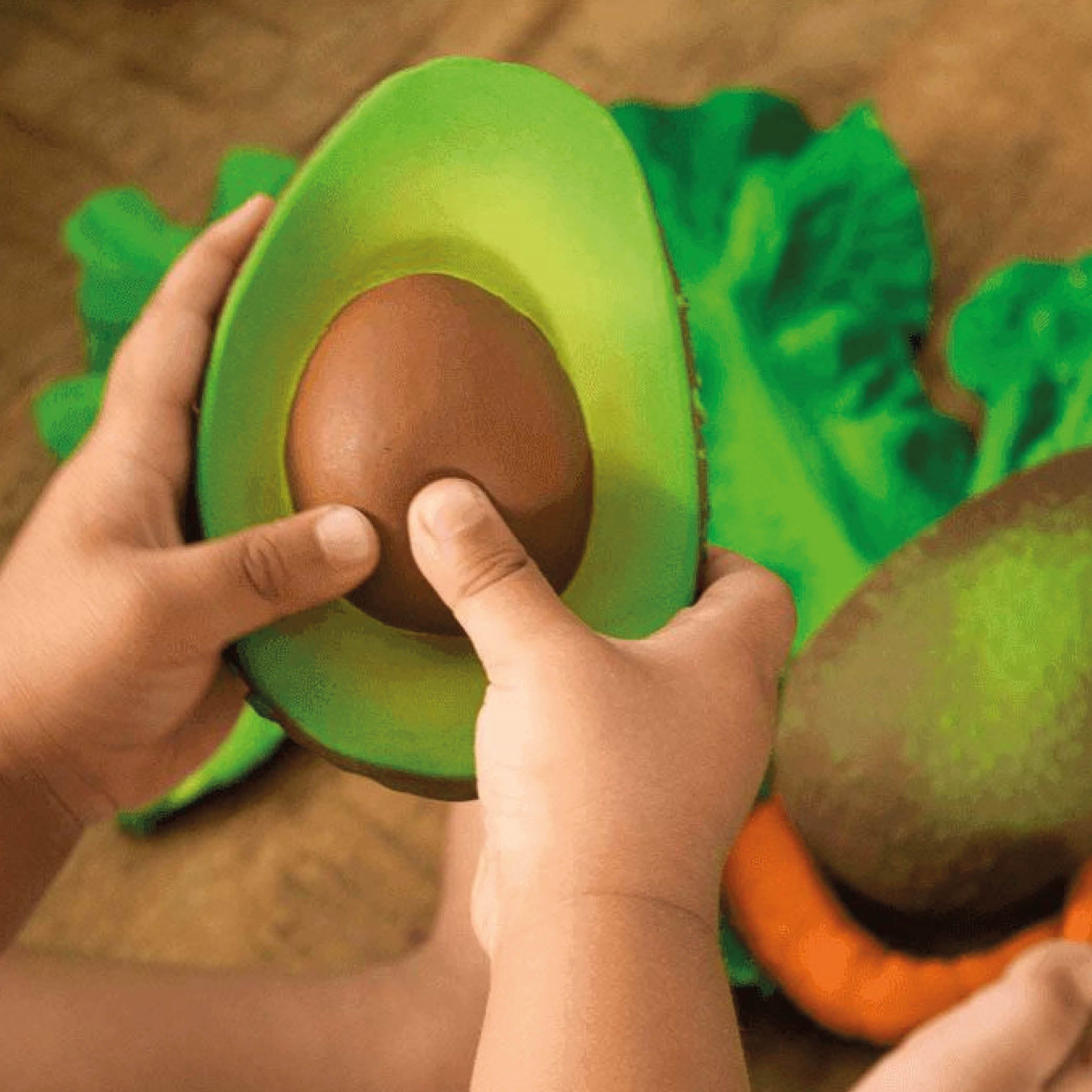 Baby Beißring Teether Arnold die Avocado aus Naturkautschuk und von Hand bemalt mit speiseechten Farben - 100% natürlich von Oli und Carol bei kinder und konsorten Düsseldorf