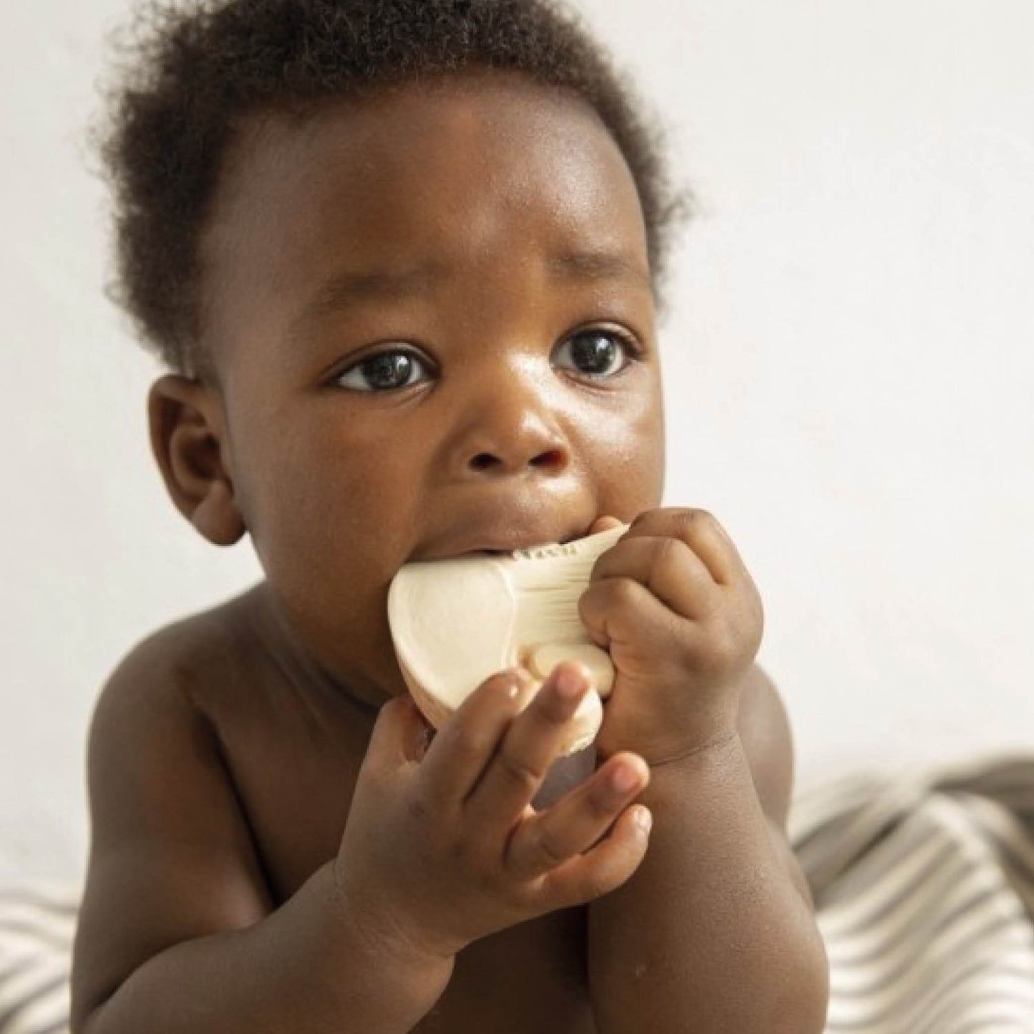 Baby Beißring Teether Manolo der Pilz aus Naturkautschuk und von Hand bemalt mit speiseechten Farben - 100% natürlich von Oli und Carol bei kinder und konsorten Düsseldorf