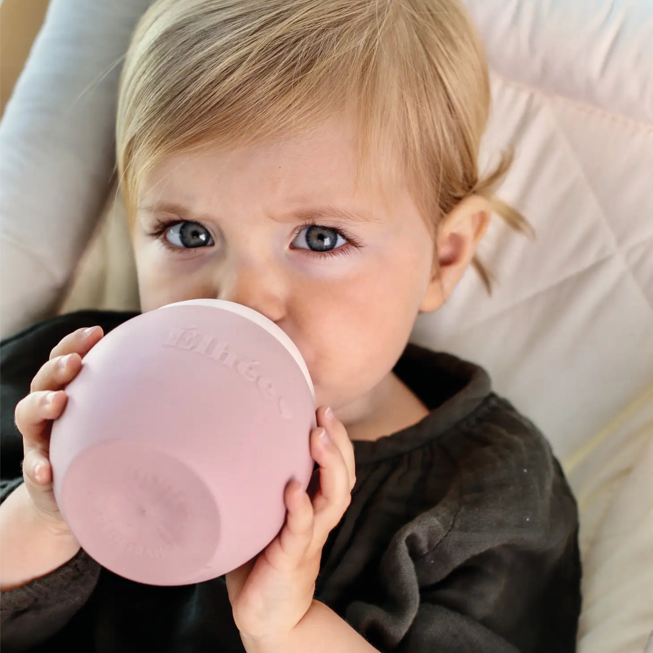 Baby und Kleinkind Toddler Bubble Lernflasche in kaki und blue grey 240ml aus BPA frei medizinischem Silikon ohne Plastik von Elke bei kinder und konsorten düsseldorf