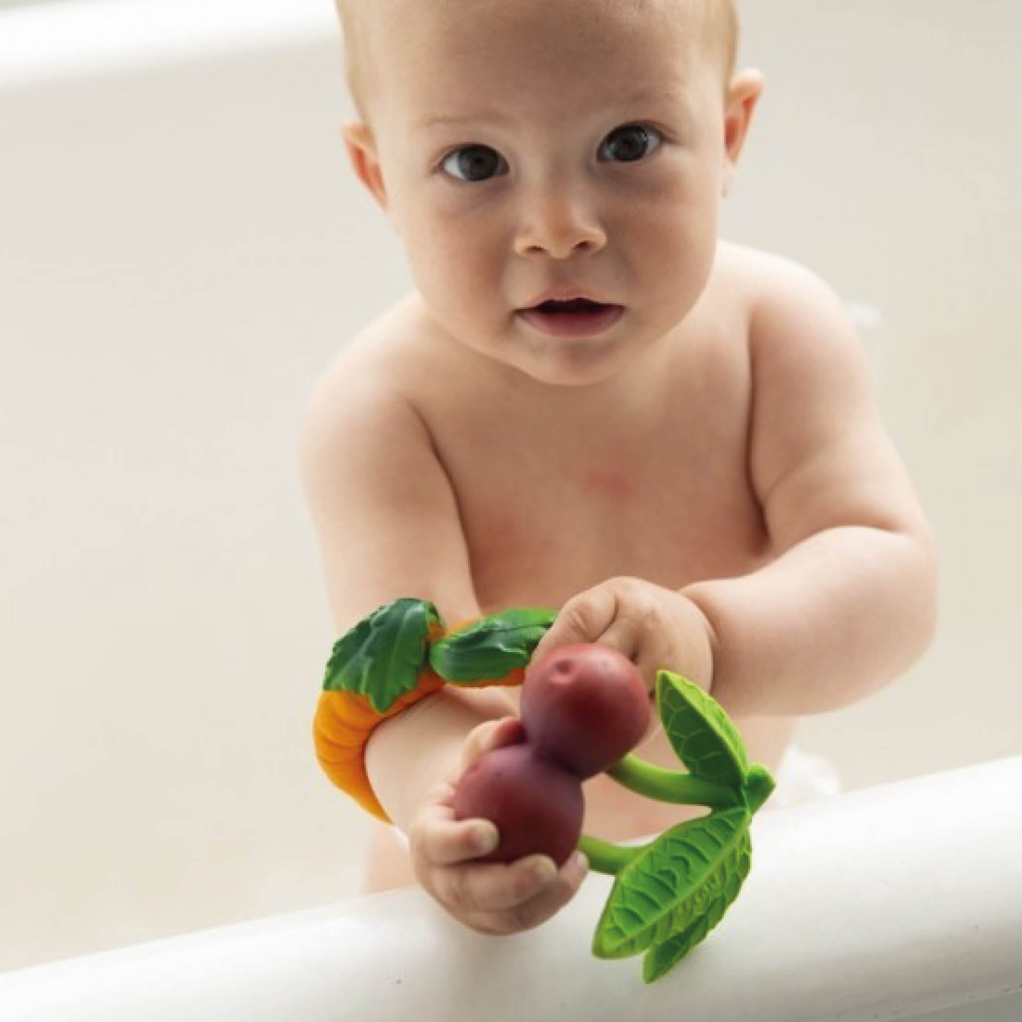 Baby Beißring Teether Mery die Kirsche aus Naturkautschuk und von Hand bemalt mit speiseechten Farben - 100% natürlich von Oli und Carol bei kinder und konsorten Düsseldorf