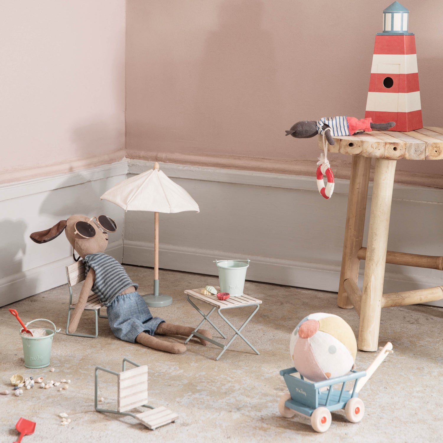 Beach set, bucket with shovel and seashells