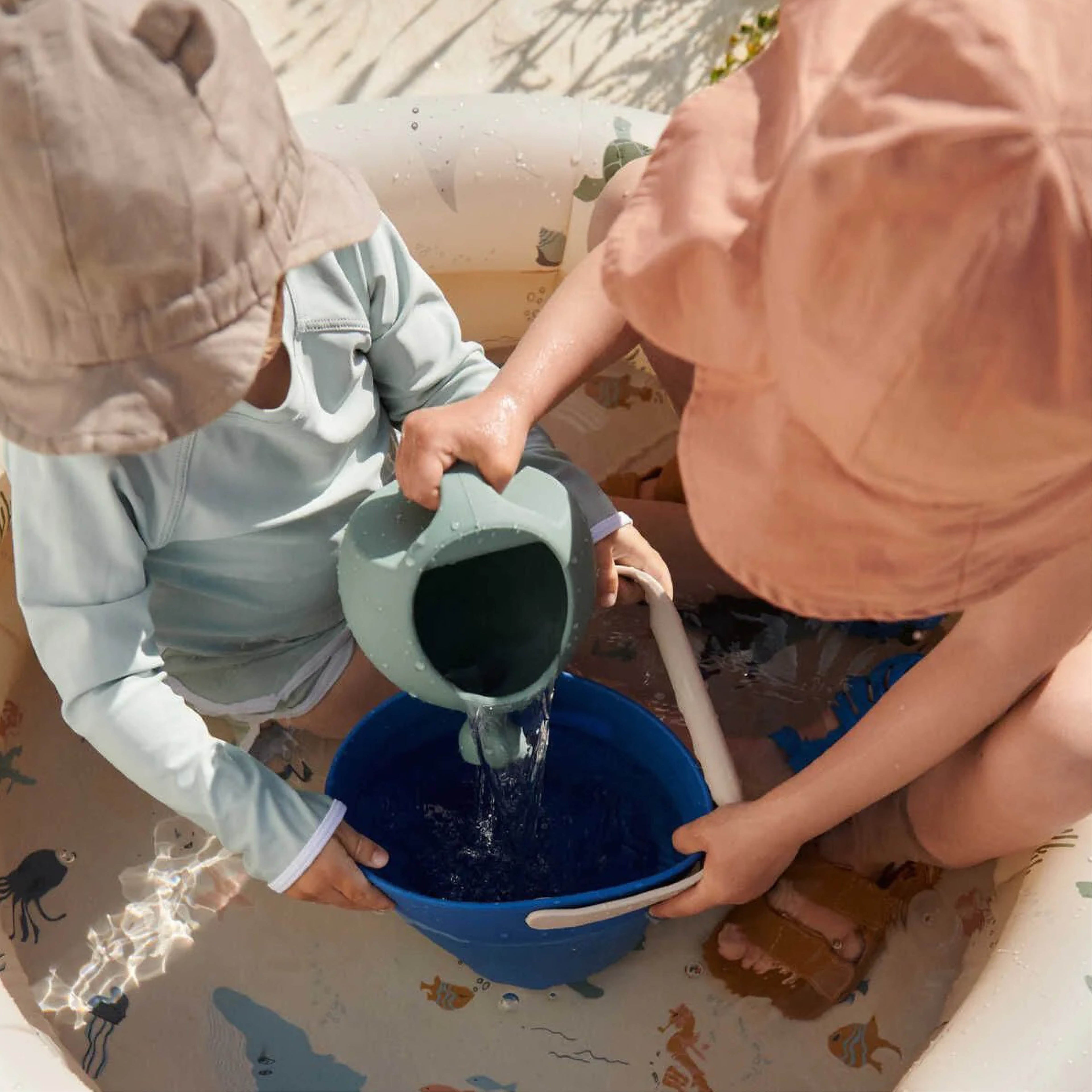 Watering Can Hazel made of silicone in tuscany rose