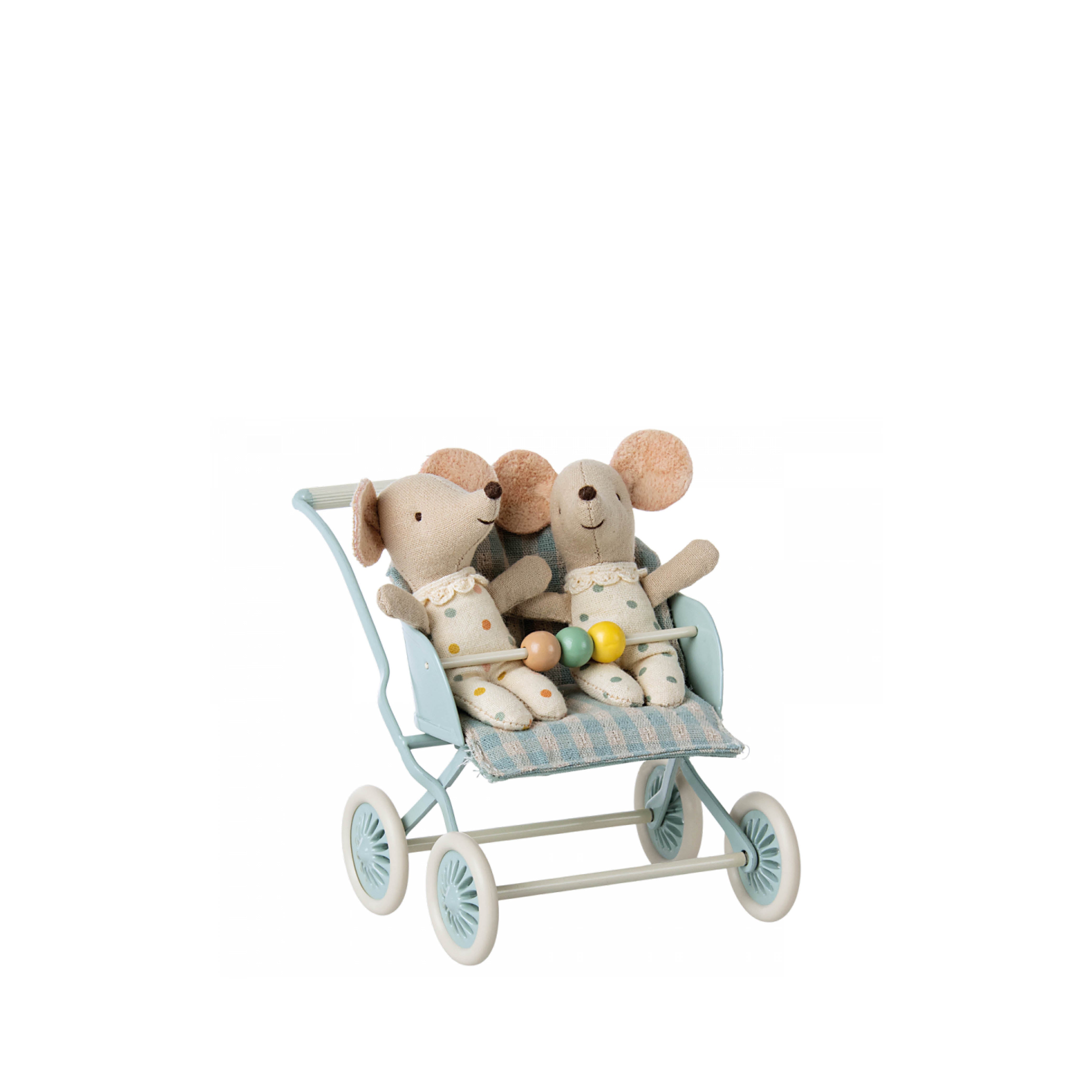 Baby Mäuse Kinderwagen in mint von Maileg im Kinderladen kinder und konsorten Düsseldorf Germany Deutschland