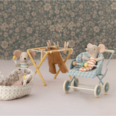 Baby Mäuse Kinderwagen in mint von Maileg im Kinderladen kinder und konsorten Düsseldorf Germany Deutschland