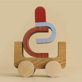 Kinder und Kleinkinder Regenbogen Auto aus Holz mit speiseechten Farben von Min Min Copenhagen bei kinder & konsorten in Düsseldorf Germany Deutschland