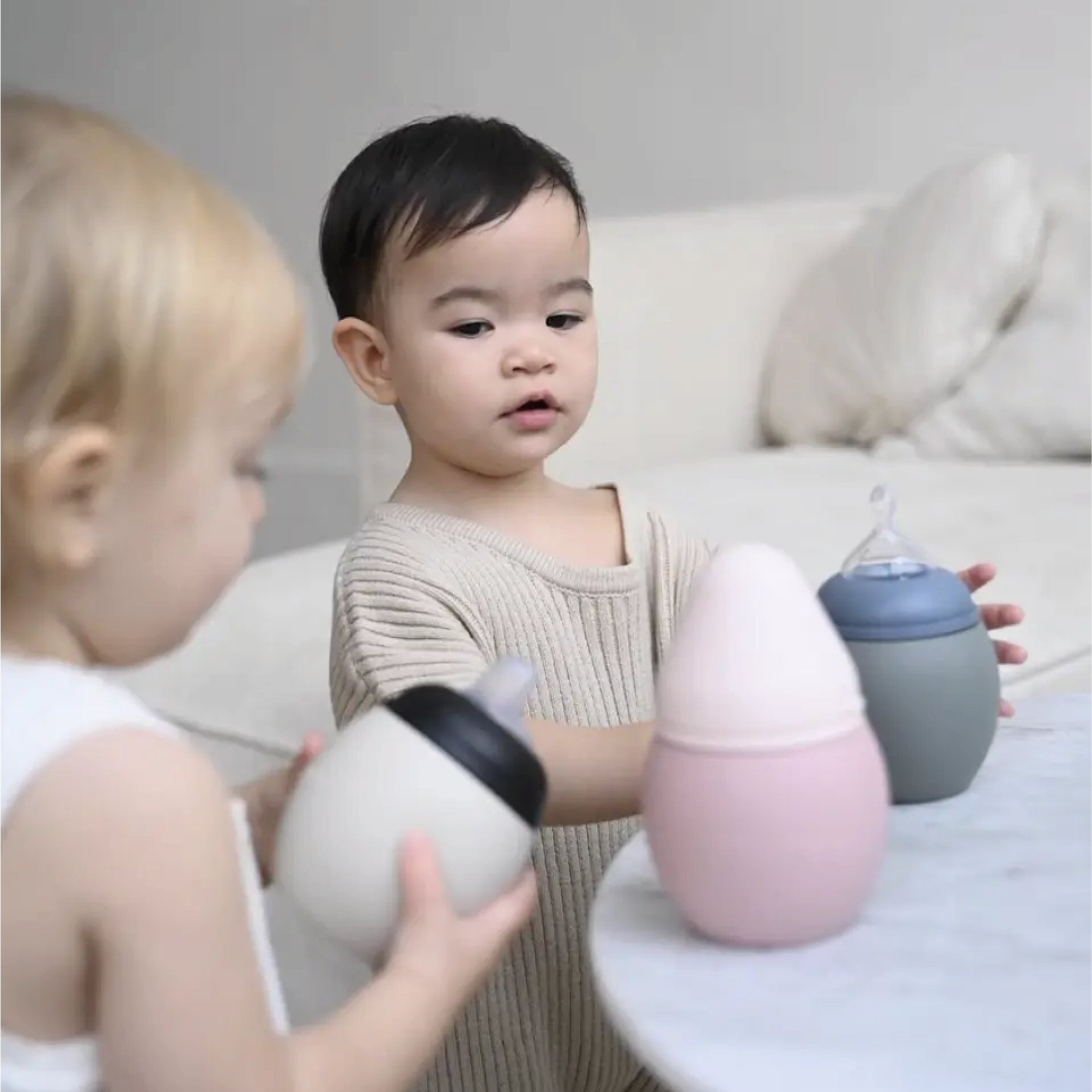 Baby und Kleinkind Toddler Bubble Lernflasche in kaki und blue grey 240ml aus BPA frei medizinischem Silikon ohne Plastik von Elke bei kinder und konsorten düsseldorf